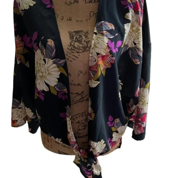 Forever 21 Black Floral‎ Tie Front Top NWT - Picture 2 of 8